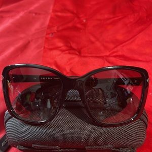 Authentic very pretty 😍 Prada sunglasses No scratches